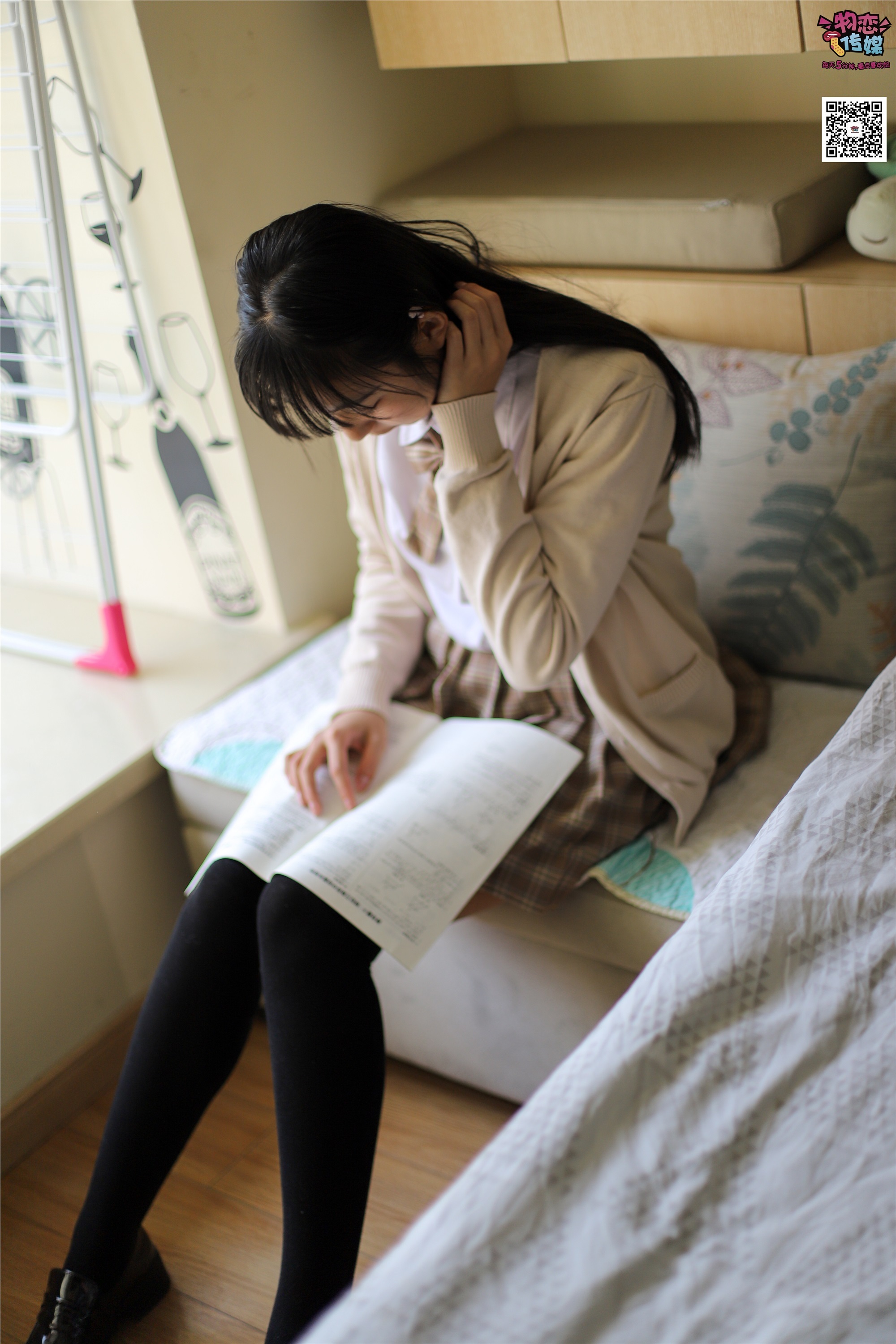 物恋传媒 No.005 JK制服高中小姐姐，棉袜加丝袜